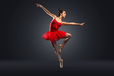 Eine Ballerina steht auf der Spitze